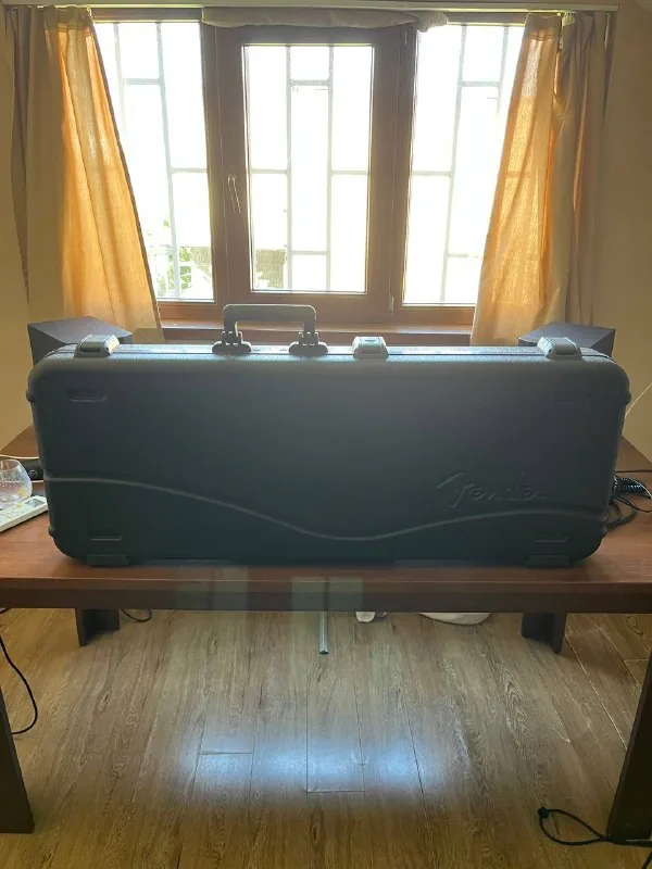 Оригинальный жёсткий кейс Fender 1