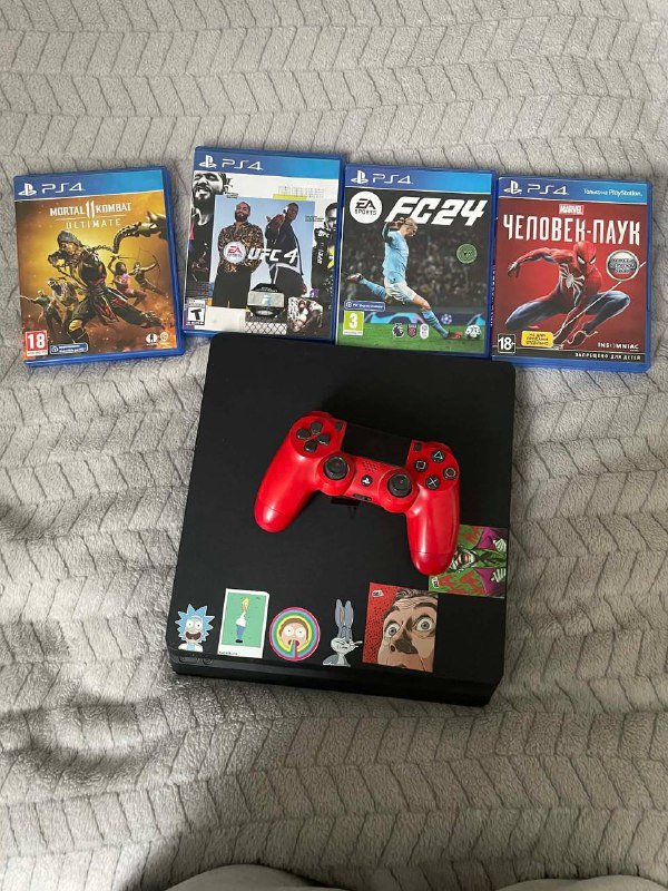 Игровая приставка PS4 с контроллером и играми