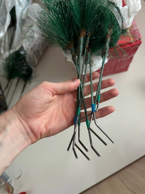 Искусственная елка 2.1 метра с подставкой и шишками 6