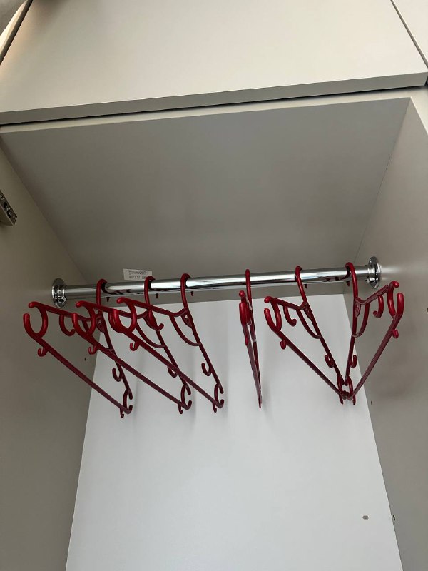 Большая стеклянная форма, таз-контейнер, тарелки Luminarc, вешалки, сушилка, скалка 5