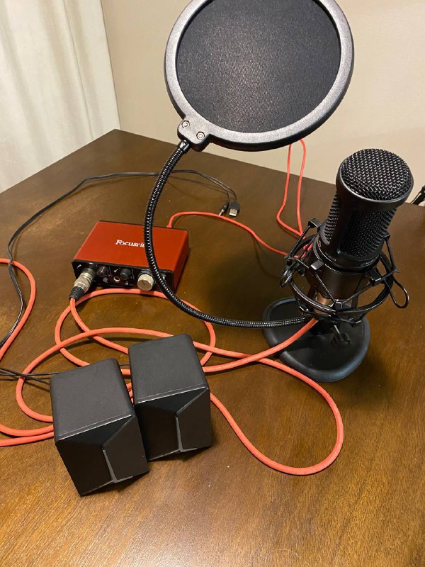 Микрофон Audio Technica AT2020, звуковая карта focusrite scarlett solo, стойка, поп-фильтр, колонки
