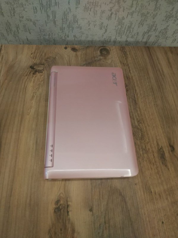Розовый нетбук Acer 4