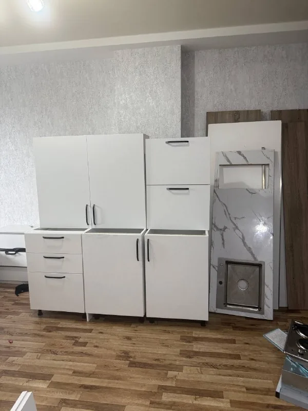 Кухня с столешницей, раковиной, смесителем и плитой