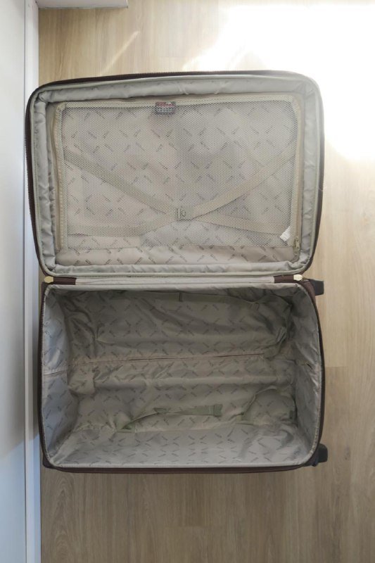 Коричневый чемодан на колесиках 7