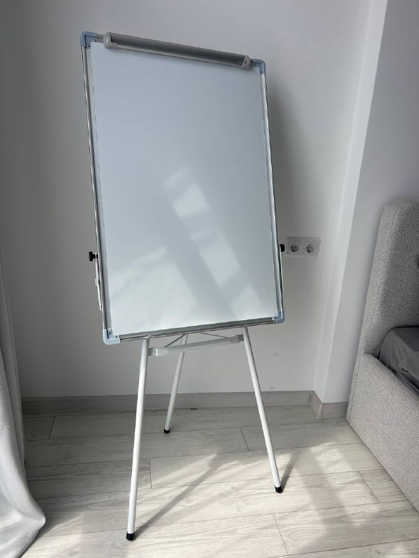 Компьютерный стол, монитор LG 27", колонки Logitech, игров. наушники, маркерная доска, экшн-камера GoPro 10