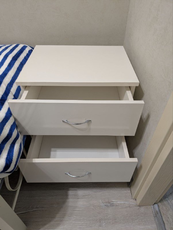 2 комода с зеркалом, прикроватная тумбочка