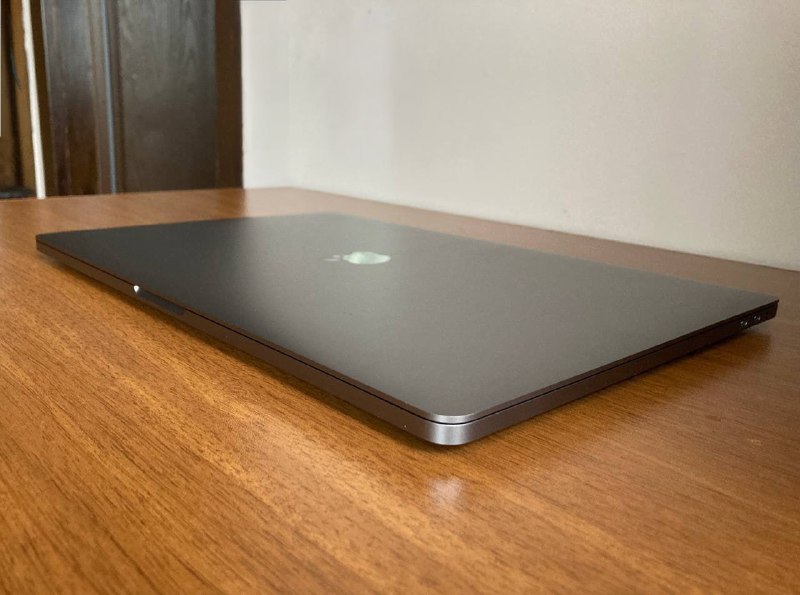 MacBook Pro 2019 16" core i9 64GB RAM 1TB SSD Radeon Pro 5500M