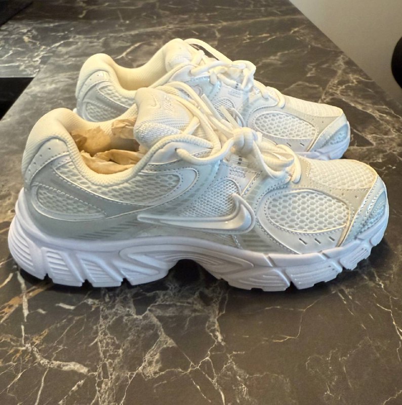 Женские кроссовки Nike новые размер 39