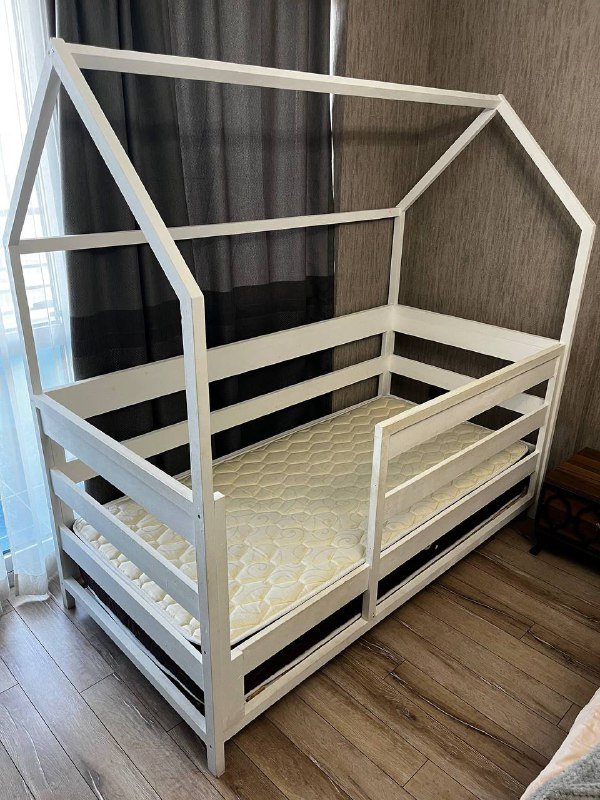 рабочий стол, детская кровать с матрасом 3