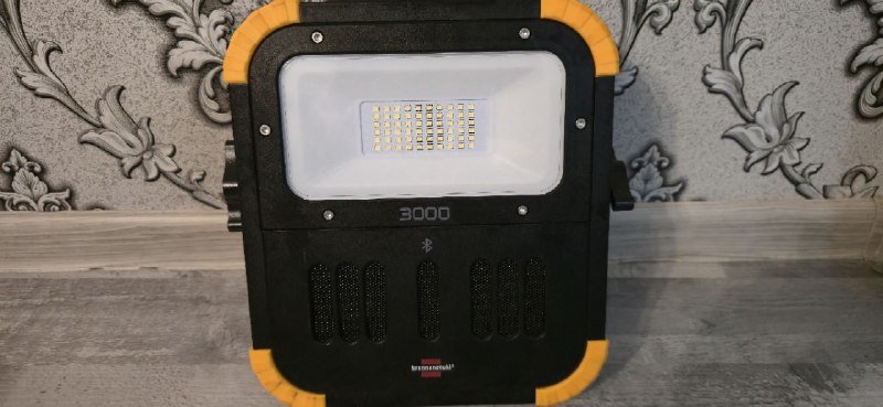 Аккумуляторный прожектор с динамиками