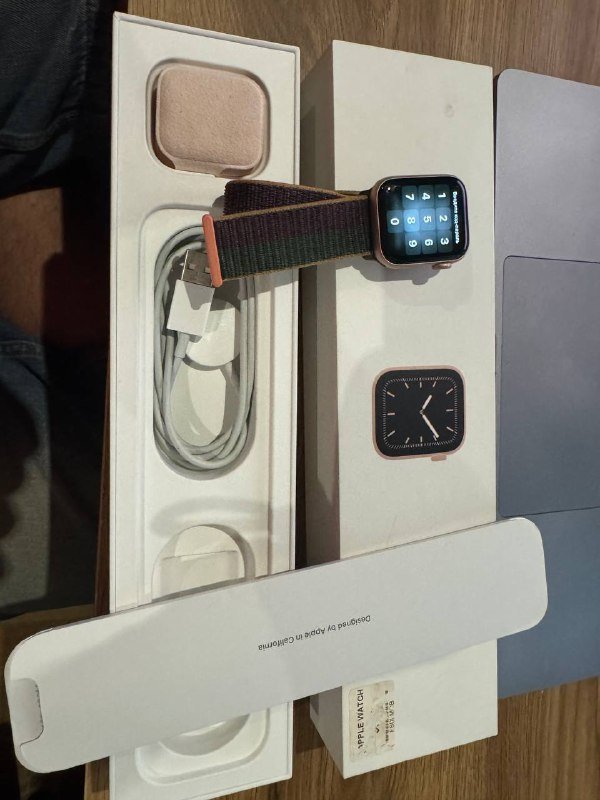 Watch 5 40mm Gold, зарядка, ремешок