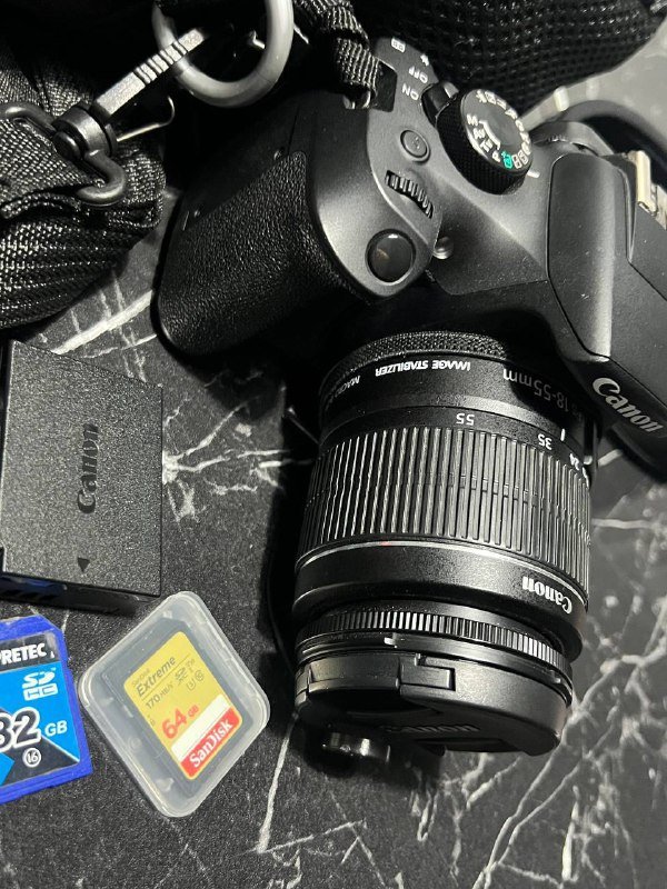 Фотоаппарат Canon EOS1300D с объективом, зарядным устройством, картами памяти и сумкой 4