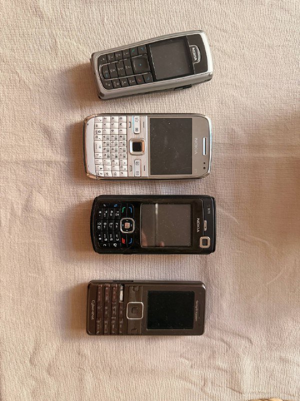 четыре старых телефона Nokia в рабочем состоянии