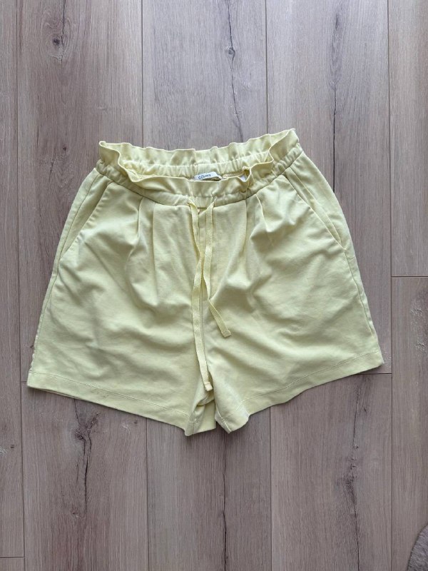 Шорты Colin’s, Костюм белый, Юбка Bershka, Шорты Levi’s, Платье кожаное, Топ Zara, Боди Zara, Сумка Jacquemus, Топ с юбкой, Юбка красная