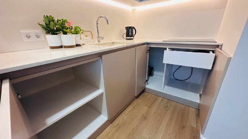 Кухонный гарнитур шкафы верхние и нижние с подсветкой 2