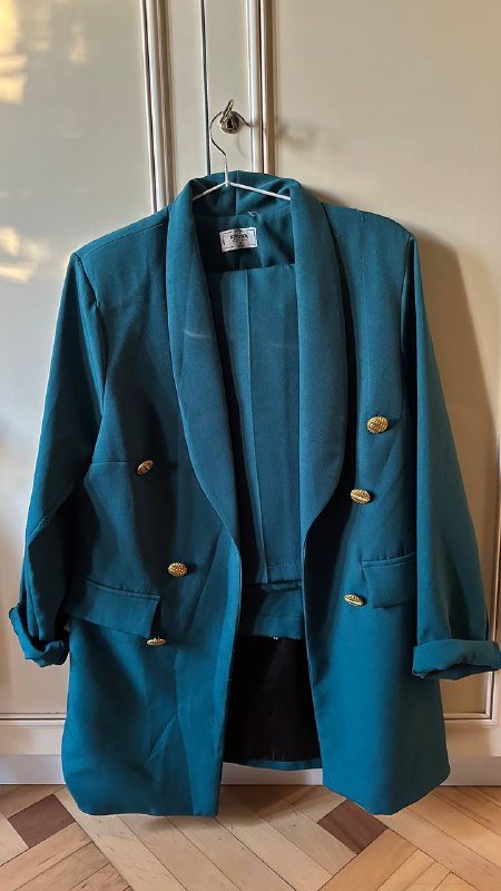 Брючной костюм изумрудного цвета