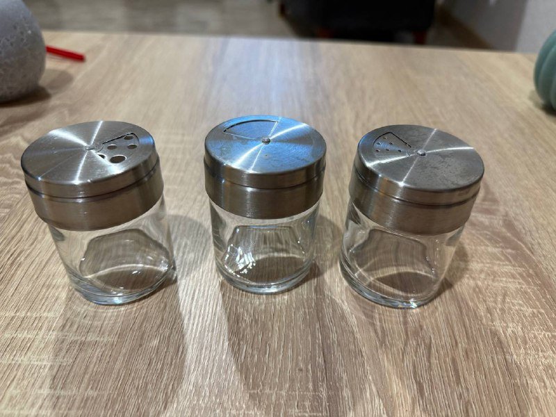 Набор стеклянных баночек и пластиковых контейнеров для специй и хранения