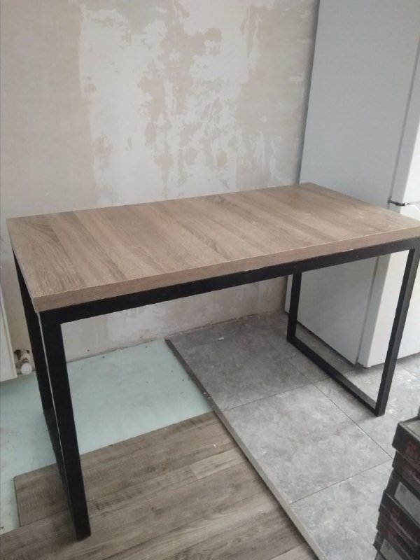 Стол с металлическим каркасом