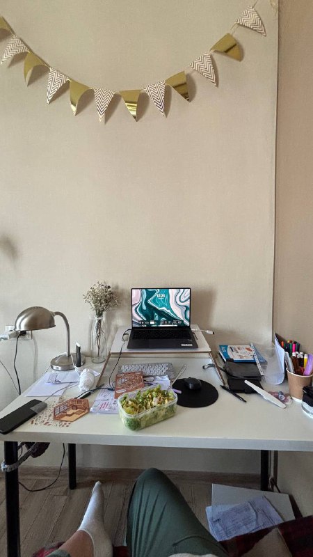 Стол Linnmon IKEA, столик-поднос Jusk 5