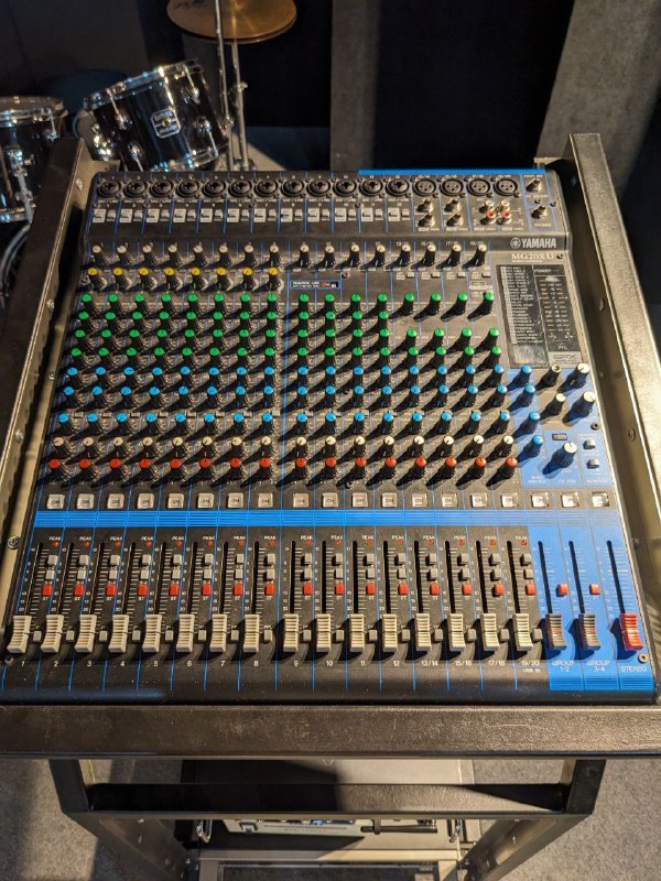 Yamaha MG20XU mixing console