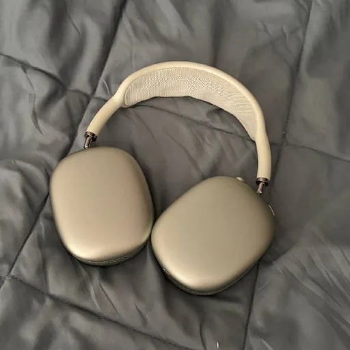 AirPods Max Lightning