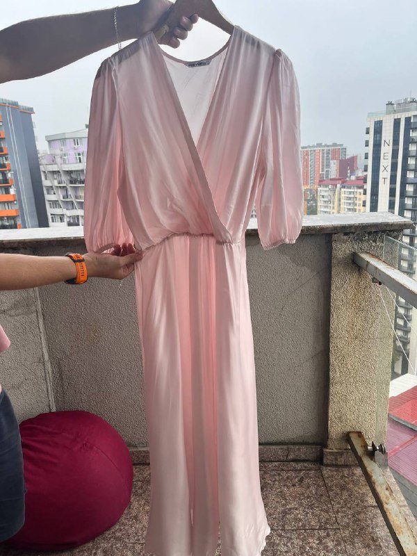 Нежно розовое платье, черное платье на запах, белое платье, белые туфли