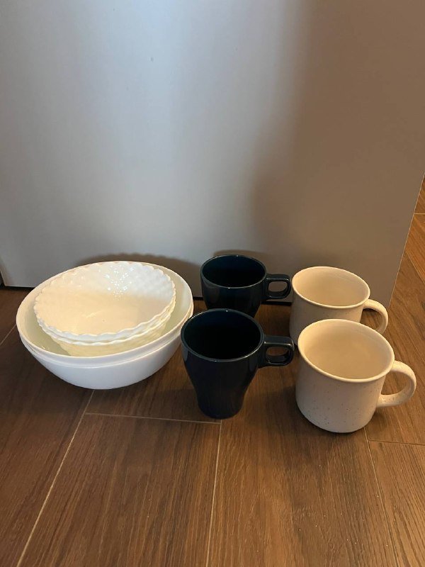 Белые миски большие и малые, кружки икеа зеленые и белые