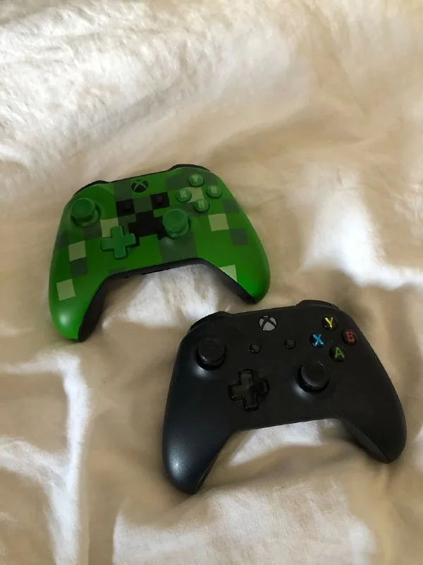 Два контроллера Xbox 1
