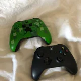Два контроллера Xbox 1