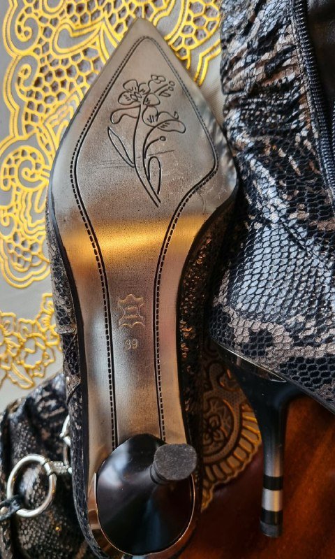 Женские сапоги с узором под кожу змеи, размер 39 2