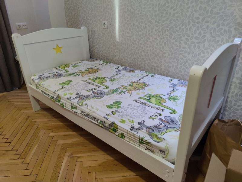 Детская кровать с матрасом и постельным бельем