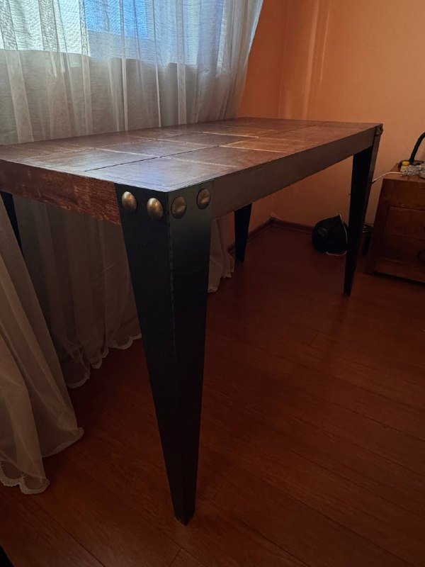 Стол из дерева 3