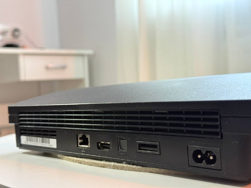 PlayStation 3 с двумя джойстиками и играми 3