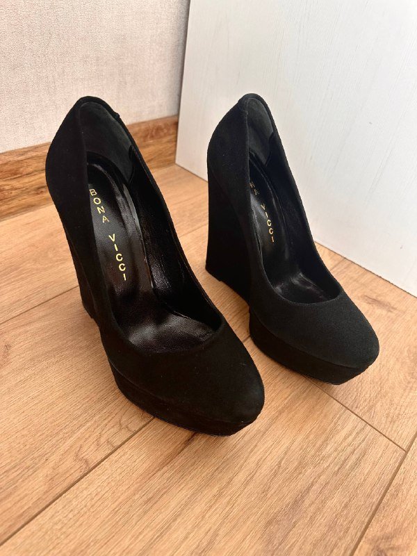 Два топа с чашками, туфли на высокой платформе 2