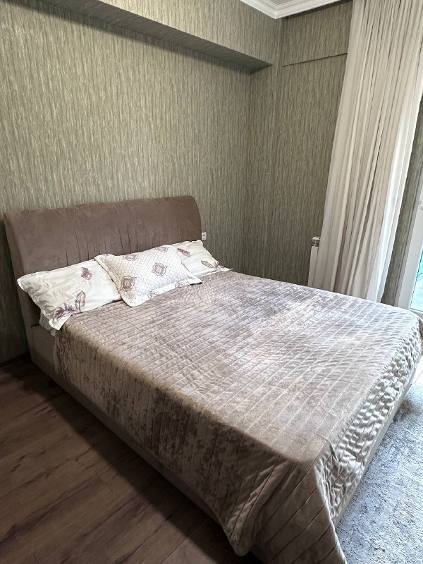 Кровать 180x200 см с матрасом, комод с зеркалом