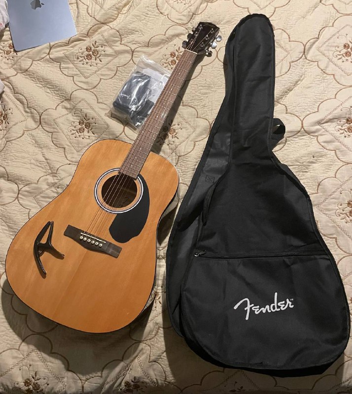 Акустическая гитара Fender с чехлом и аксессуарами