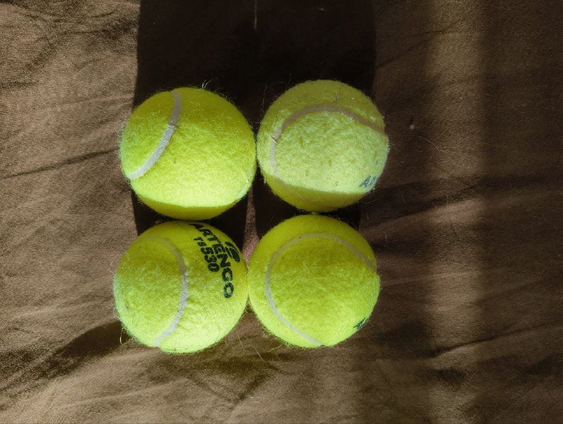 Четыре теннисных мячика, новые и б/у