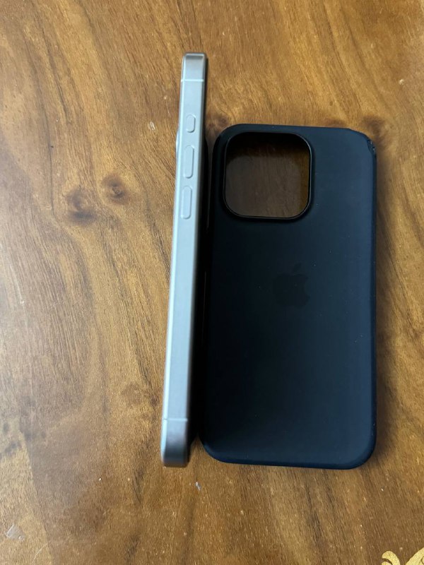 iPhone 15 Pro, 1TB, perfect condition, includes cable and case 4