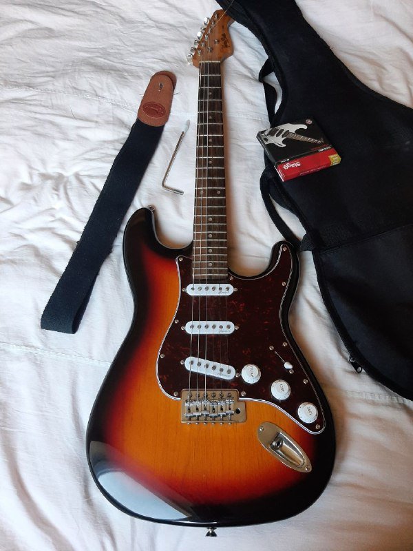 Электрогитара Harley Benton типа стратокастер с аксессуарами