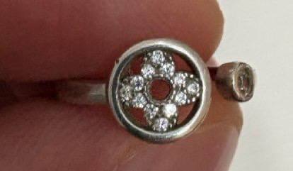 Серебряные серьги, кольца Pandora и Sunlight, часы Swatch 4