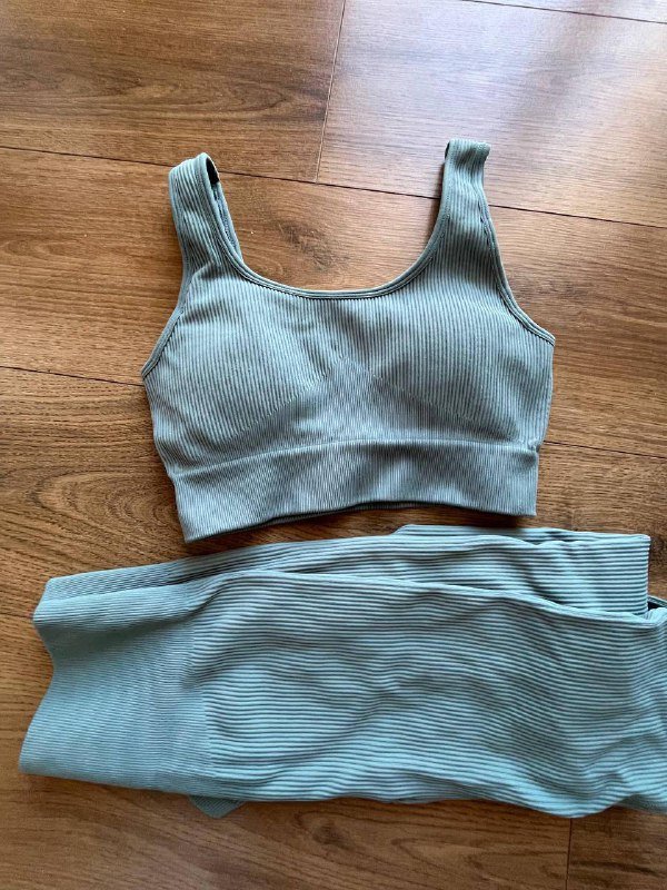 Спортивный комплект топ и лосины