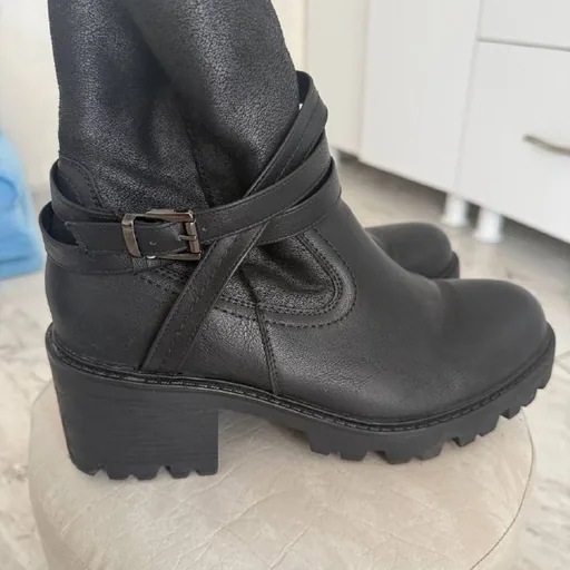 Женские ботинки