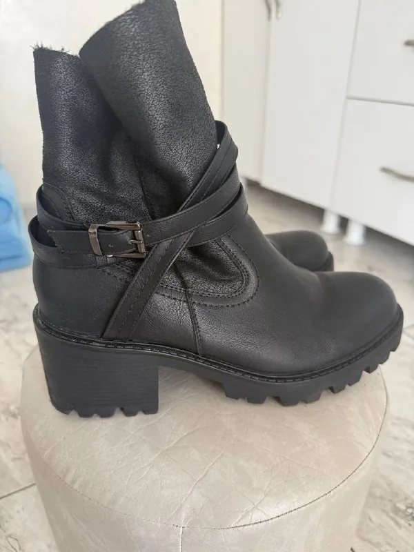 Женские ботинки