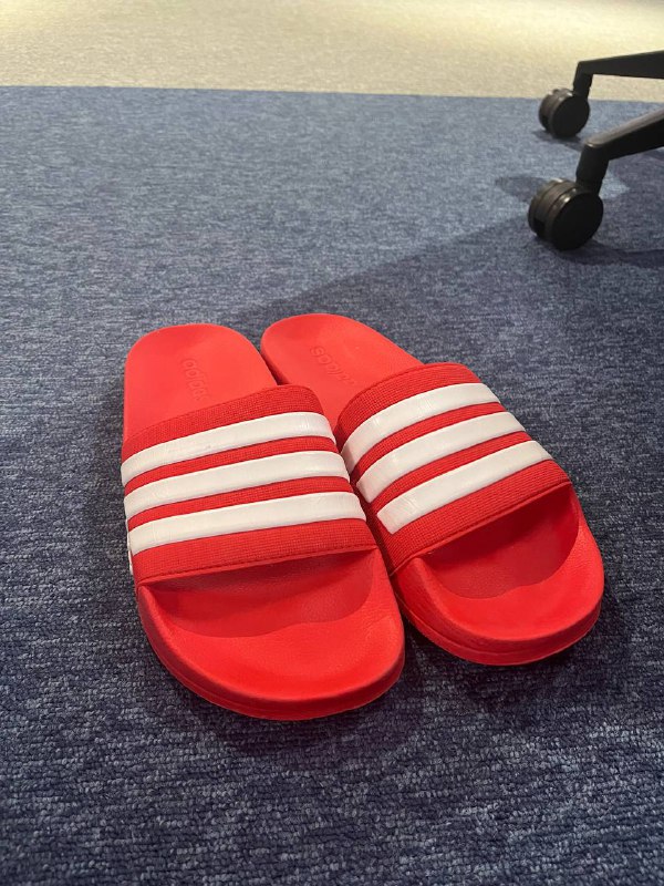 Шлепанцы Adidas женские красные 41-42 US 11 2