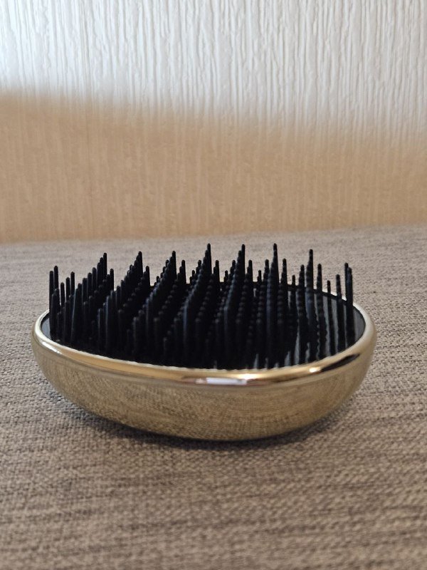 Расческа Kiko Milano holiday wonderlights hair detangler 2