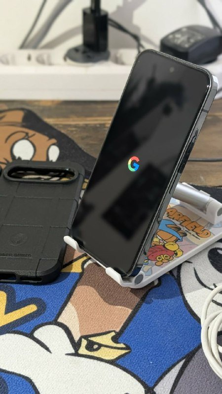 Google Pixel 9 Pro с чехлами и оригинальной зарядкой