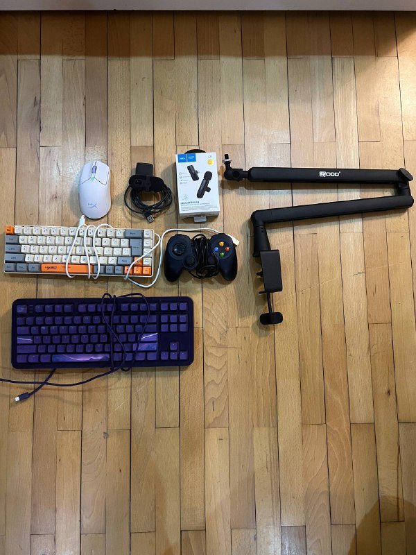 Клавиатуры, мышь, микрофон, монитор, светильник, компьютерные аксессуары