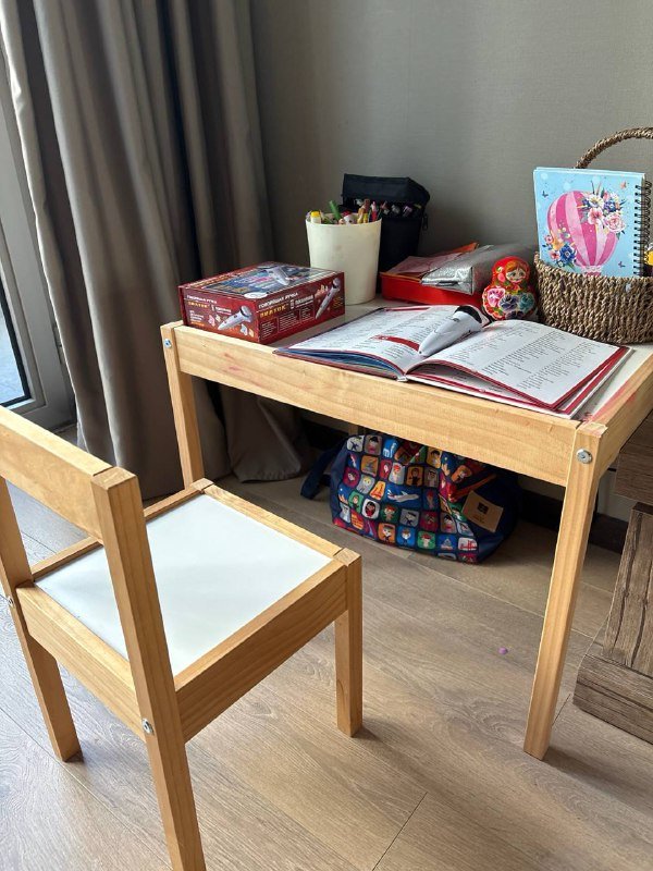 Детский стол и 2 стула