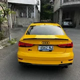 Жёлтый Audi 5