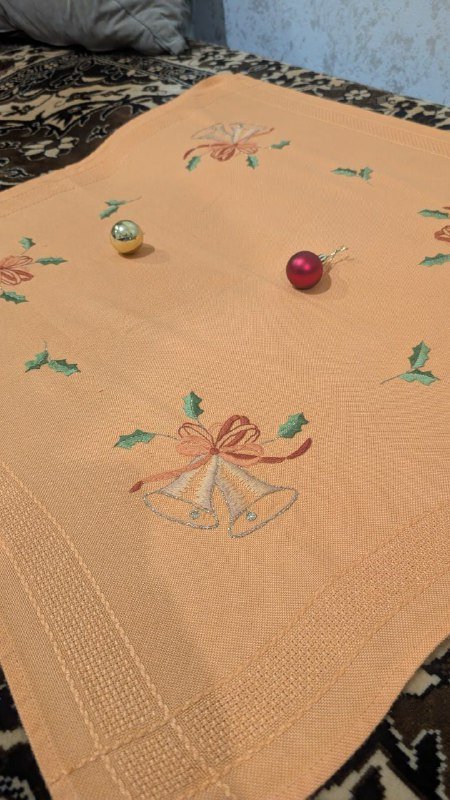 Новогодняя скатерть и игрушки 3